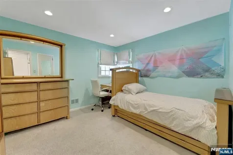 19 Thames Boulevard Bergenfield NJ 07621