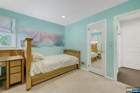 19 Thames Boulevard Bergenfield NJ 07621