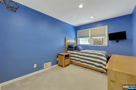 19 Thames Boulevard Bergenfield NJ 07621