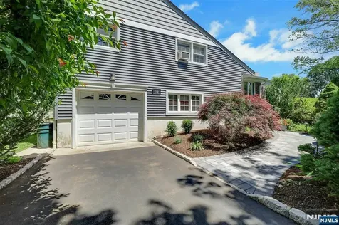 19 Thames Boulevard Bergenfield NJ 07621