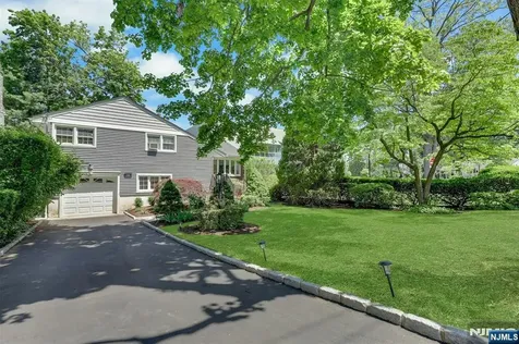 19 Thames Boulevard Bergenfield NJ 07621