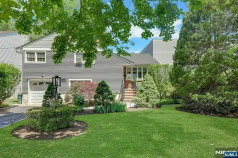 19 Thames Boulevard Bergenfield NJ 07621