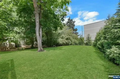 19 Thames Boulevard Bergenfield NJ 07621