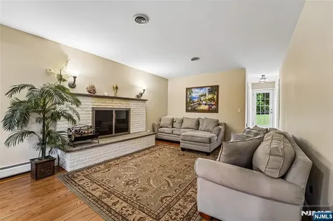 105 Deerhorn Court Upper Saddle River NJ 07458