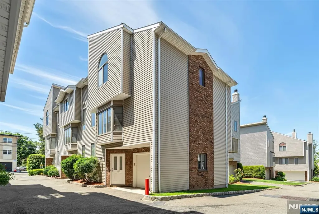 125 Roosevelt Place Palisades Park NJ 07650