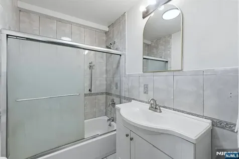 64 Willoughby Street Newark NJ 07112