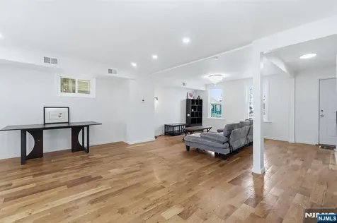 64 Willoughby Street Newark NJ 07112