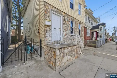64 Willoughby Street Newark NJ 07112