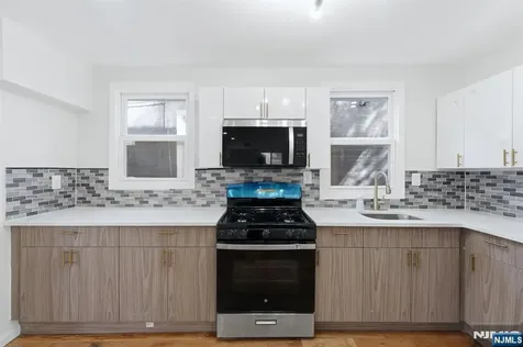 64 Willoughby Street Newark NJ 07112
