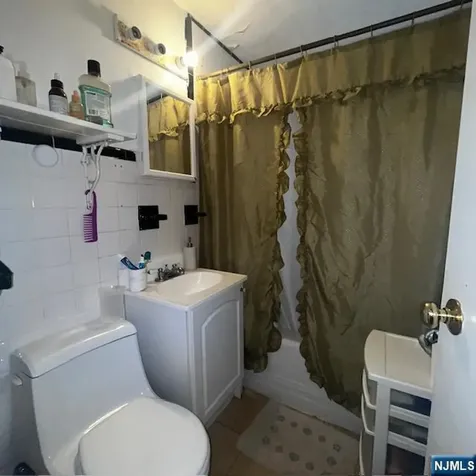 165 Woods Avenue Bergenfield NJ 07621