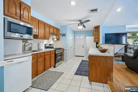 11 Lake Trail Wayne NJ 07470
