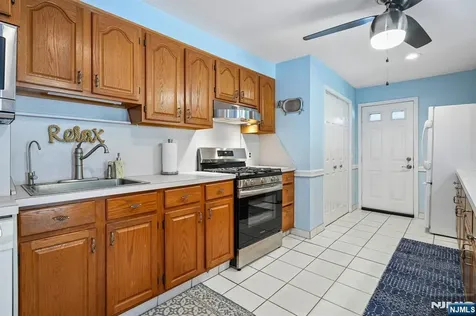 11 Lake Trail Wayne NJ 07470