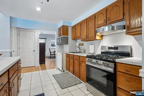11 Lake Trail Wayne NJ 07470