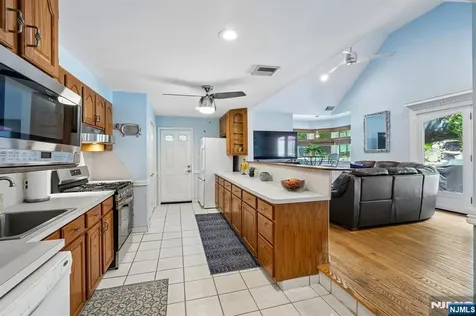 11 Lake Trail Wayne NJ 07470