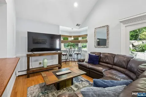 11 Lake Trail Wayne NJ 07470