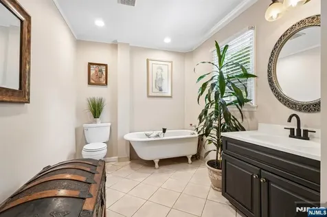 11 Lake Trail Wayne NJ 07470