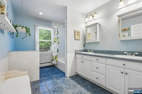 11 Lake Trail Wayne NJ 07470