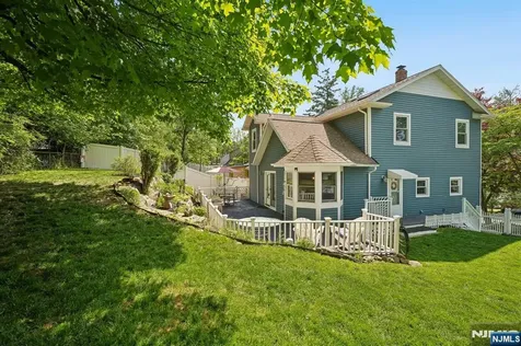 11 Lake Trail Wayne NJ 07470