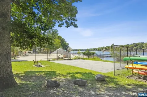 11 Lake Trail Wayne NJ 07470