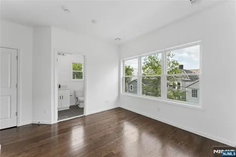 910 Bergen Newark NJ 07112
