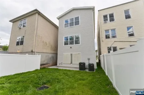 910 Bergen Newark NJ 07112