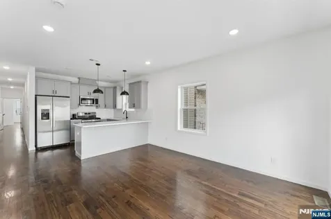 910 Bergen Newark NJ 07112