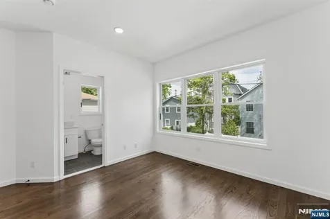 910 Bergen Newark NJ 07112
