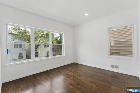 910 Bergen Newark NJ 07112