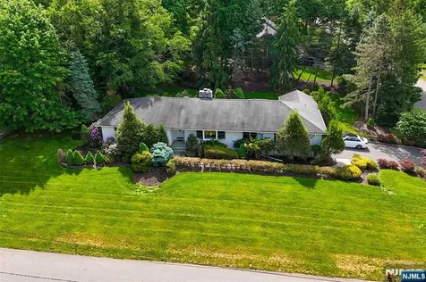 16 Feldstone Place West Caldwell NJ 07006