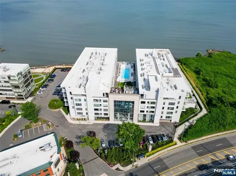 3 Somerset Lane Edgewater NJ 07020