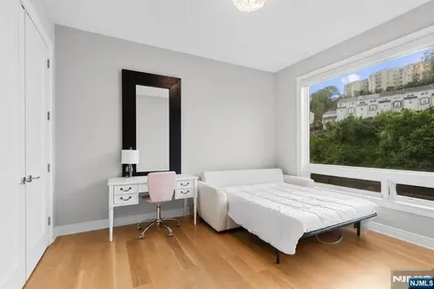 3 Somerset Lane Edgewater NJ 07020