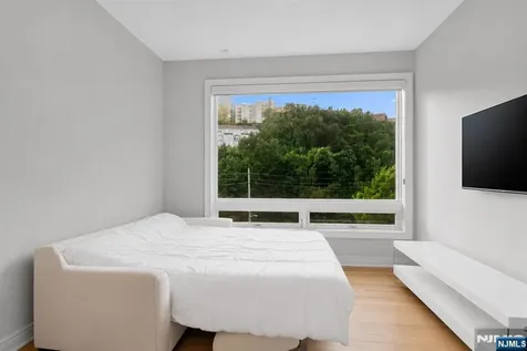 3 Somerset Lane Edgewater NJ 07020