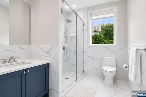3 Somerset Lane Edgewater NJ 07020