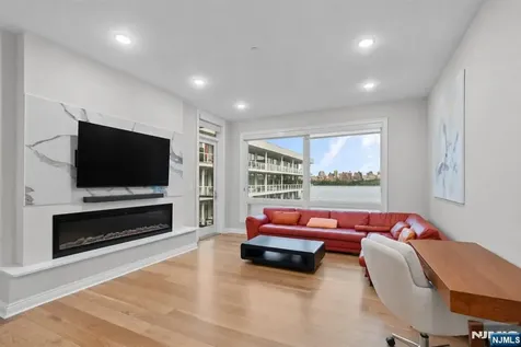 3 Somerset Lane Edgewater NJ 07020