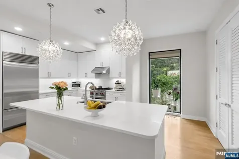 3 Somerset Lane Edgewater NJ 07020