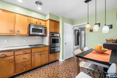1095 Harvard Place Fort Lee NJ 07024