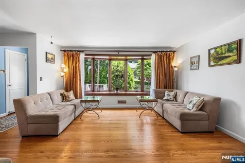 1095 Harvard Place Fort Lee NJ 07024