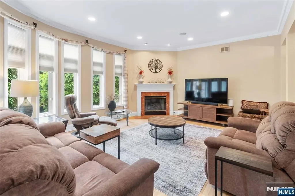 103 Hudson Cove Edgewater NJ 07020