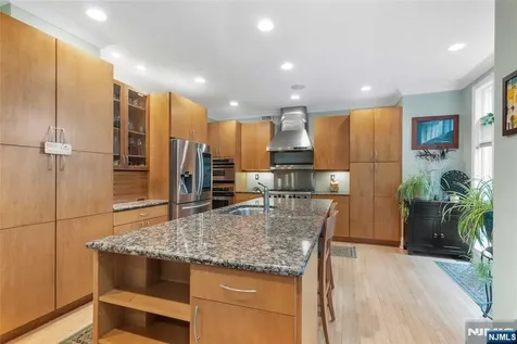 103 Hudson Cove Edgewater NJ 07020