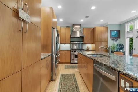 103 Hudson Cove Edgewater NJ 07020