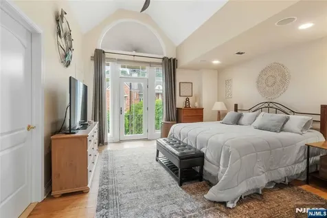 103 Hudson Cove Edgewater NJ 07020
