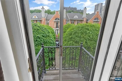 103 Hudson Cove Edgewater NJ 07020
