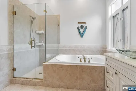 103 Hudson Cove Edgewater NJ 07020