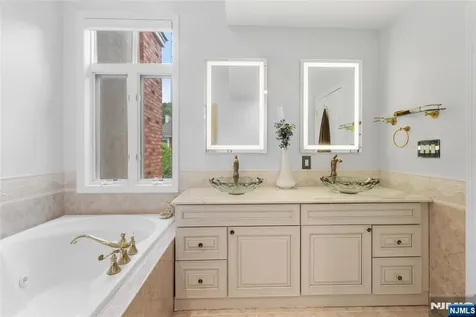 103 Hudson Cove Edgewater NJ 07020