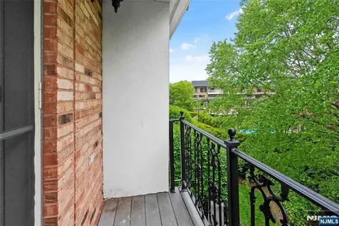 103 Hudson Cove Edgewater NJ 07020