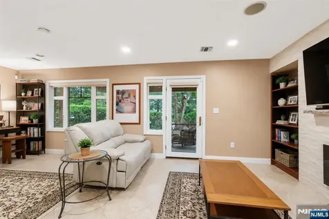103 Hudson Cove Edgewater NJ 07020