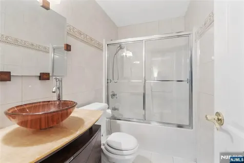 103 Hudson Cove Edgewater NJ 07020