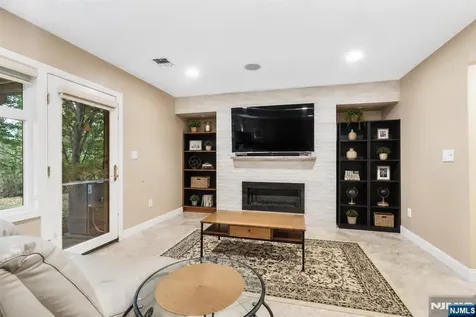 103 Hudson Cove Edgewater NJ 07020
