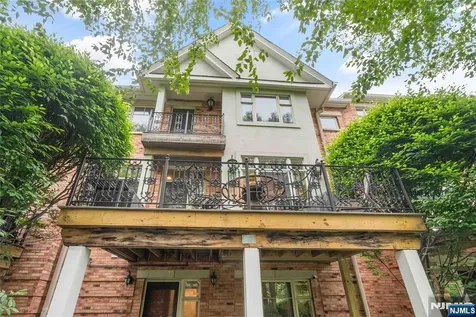 103 Hudson Cove Edgewater NJ 07020