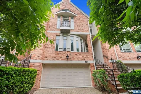103 Hudson Cove Edgewater NJ 07020